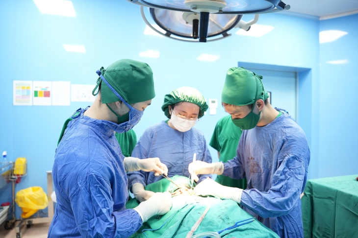 Cụ bà 85 tuổi mắc u tuyến giáp thòng trung thất hiếm gặp- Ảnh 1.