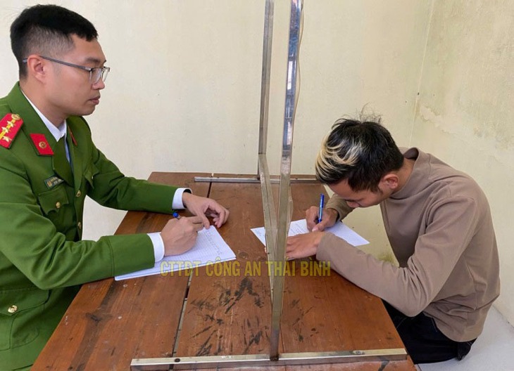Mâu thuẫn mua bán vợt cầu lông trên Facebook, nhóm thanh niên đánh người cướp tài sản- Ảnh 1. Mâu thuẫn mua bán vợt cầu lông trên Facebook, nhóm thanh niên đánh người cướp tài sản- Ảnh 1.