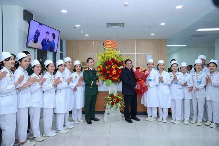 Thủ tướng: Phát huy truyền thống vẻ vang, bản lĩnh 'vừa là chiến sĩ vừa là bác sĩ'- Ảnh 5. Thủ tướng: Phát huy truyền thống vẻ vang, bản lĩnh 'vừa là chiến sĩ vừa là bác sĩ'- Ảnh 5.