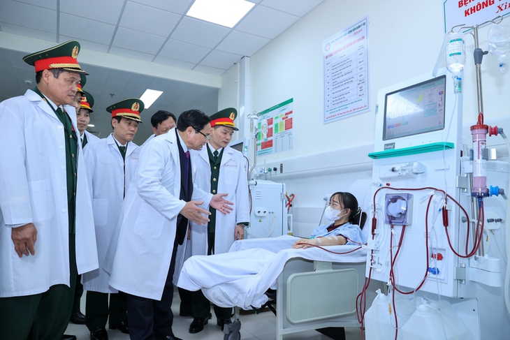 Thủ tướng: Phát huy truyền thống vẻ vang, bản lĩnh 'vừa là chiến sĩ vừa là bác sĩ'- Ảnh 4. Thủ tướng: Phát huy truyền thống vẻ vang, bản lĩnh 'vừa là chiến sĩ vừa là bác sĩ'- Ảnh 4.