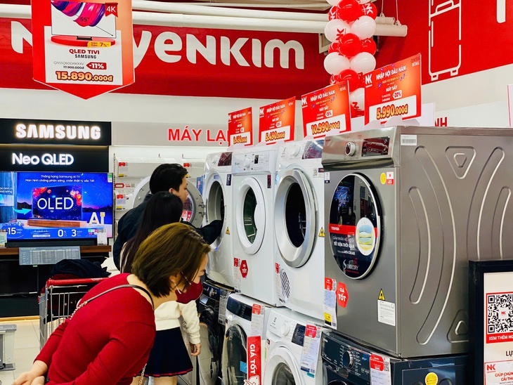 Máy sấy quần áo đua nhau giảm giá ‘sốc’ khi thời tiết nồm ẩm kéo dài- Ảnh 1. Máy sấy quần áo đua nhau giảm giá ‘sốc’ khi thời tiết nồm ẩm kéo dài- Ảnh 1.