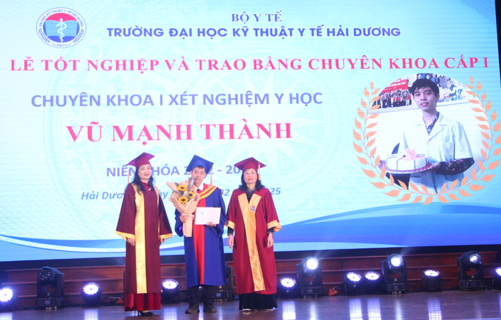 Trường ĐH Kỹ thuật Y tế Hải Dương tổ chức Kỷ niệm 70 năm ngày Thầy thuốc Việt Nam và trao bằng tốt nghiệp khóa CKI đầu tiên- Ảnh 3.