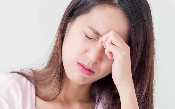 Đau đầu vùng trán cảnh giác với viêm xoang trán