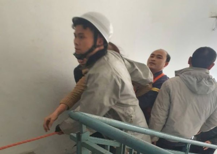 Cứu người phụ nữ trầm cảm trên lan can tầng 18 chung cư- Ảnh 3. Cứu người phụ nữ trầm cảm trên lan can tầng 18 chung cư- Ảnh 3.
