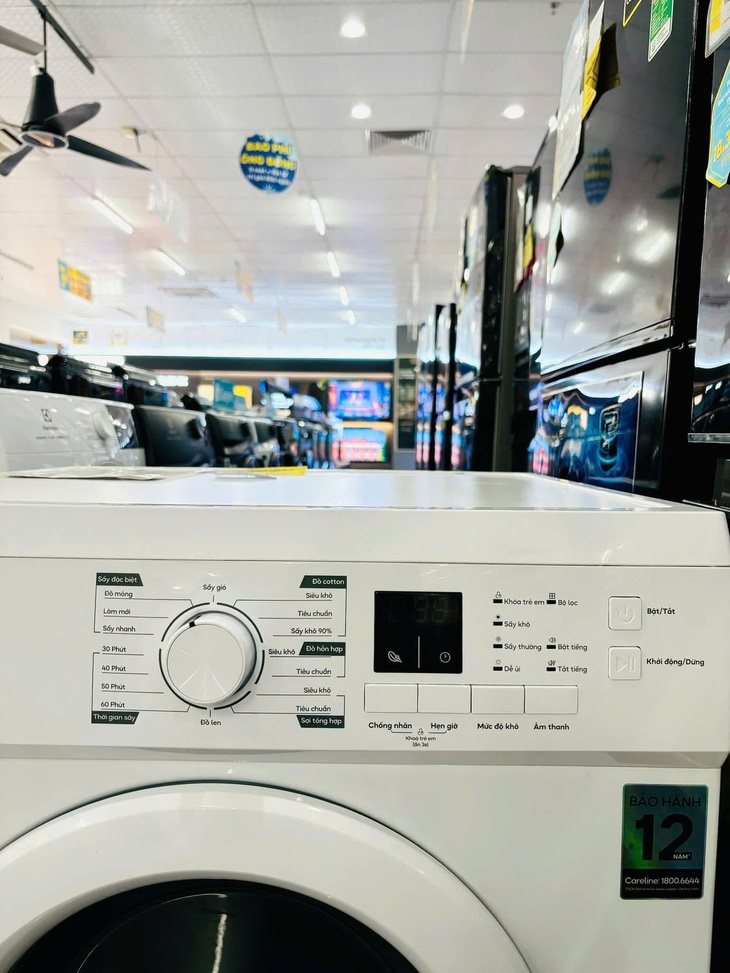 Máy sấy quần áo đua nhau giảm giá ‘sốc’ khi thời tiết nồm ẩm kéo dài- Ảnh 9. Máy sấy quần áo đua nhau giảm giá ‘sốc’ khi thời tiết nồm ẩm kéo dài- Ảnh 9.