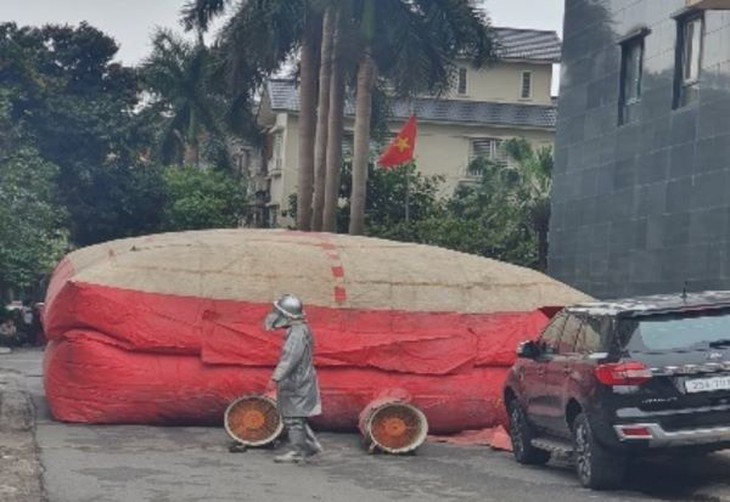 Cứu người phụ nữ trầm cảm trên lan can tầng 18 chung cư- Ảnh 2. Cứu người phụ nữ trầm cảm trên lan can tầng 18 chung cư- Ảnh 2.