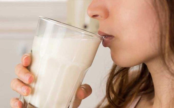 8 lợi ích sức khỏe của việc uống sữa ấm vào buổi tối trước khi ngủ
