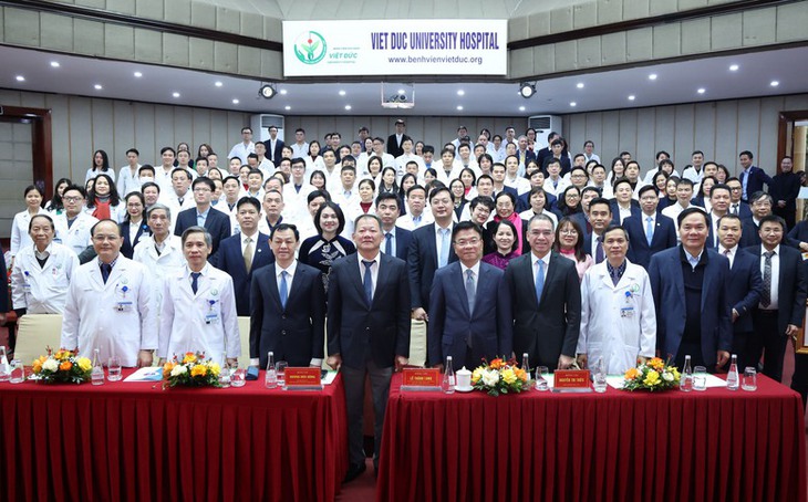 Phó Thủ tướng Lê Thành Long thăm, động viên các y bác sĩ, nhân viên y tế Bệnh viện Việt Đức- Ảnh 5. Phó Thủ tướng Lê Thành Long thăm, động viên các y bác sĩ, nhân viên y tế Bệnh viện Việt Đức- Ảnh 5.