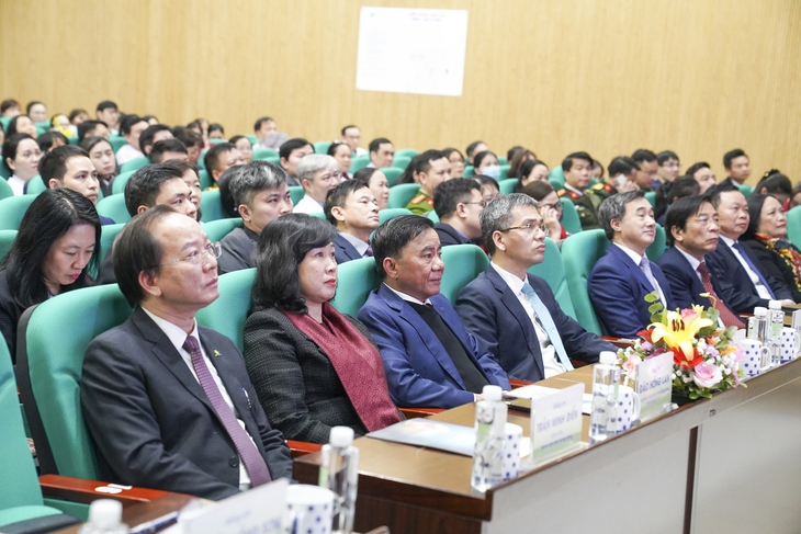 Thường trực Ban Bí thư Trần Cẩm Tú thăm, chúc mừng Ngày Thầy thuốc Việt Nam tại Bệnh viện Nhi Trung ương- Ảnh 1.