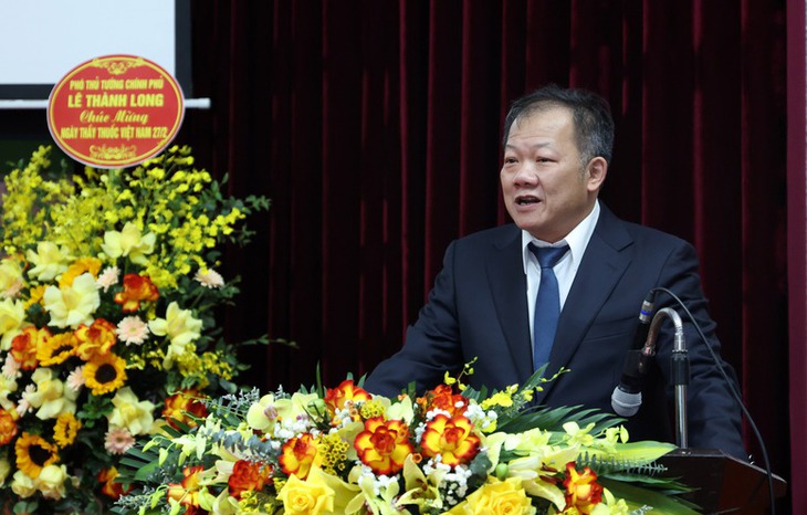 Phó Thủ tướng Lê Thành Long thăm, động viên các y bác sĩ, nhân viên y tế Bệnh viện Việt Đức- Ảnh 2. Phó Thủ tướng Lê Thành Long thăm, động viên các y bác sĩ, nhân viên y tế Bệnh viện Việt Đức- Ảnh 2.