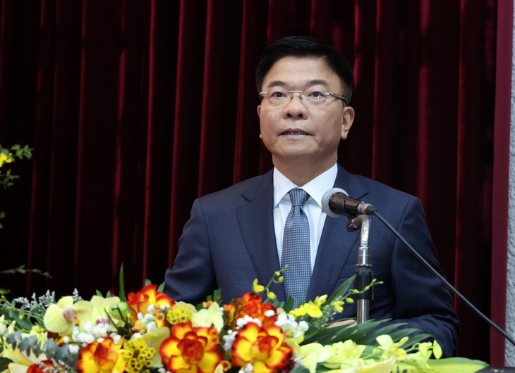 Phó Thủ tướng Lê Thành Long thăm, động viên các y bác sĩ, nhân viên y tế Bệnh viện Việt Đức- Ảnh 1. Phó Thủ tướng Lê Thành Long thăm, động viên các y bác sĩ, nhân viên y tế Bệnh viện Việt Đức- Ảnh 1.