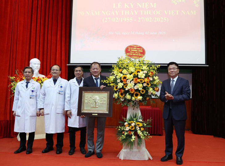 Phó Thủ tướng Lê Thành Long thăm, động viên các y bác sĩ, nhân viên y tế Bệnh viện Việt Đức- Ảnh 3. Phó Thủ tướng Lê Thành Long thăm, động viên các y bác sĩ, nhân viên y tế Bệnh viện Việt Đức- Ảnh 3.