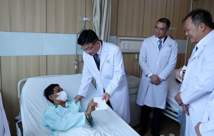 Phó Thủ tướng Lê Thành Long thăm, động viên các y bác sĩ, nhân viên y tế Bệnh viện Việt Đức- Ảnh 6. Phó Thủ tướng Lê Thành Long thăm, động viên các y bác sĩ, nhân viên y tế Bệnh viện Việt Đức- Ảnh 6.