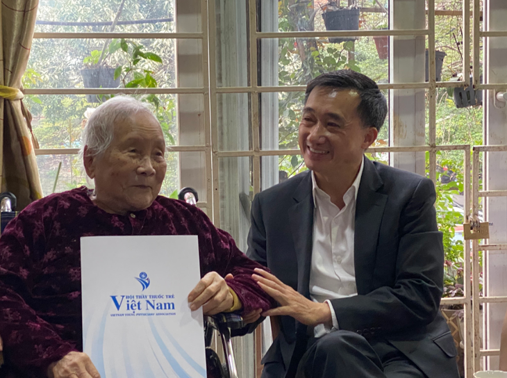 Gia đình Liệt sĩ, bác sĩ Đặng Thùy Trâm: Chúng tôi luôn được sống trong vòng tay ấm áp của ngành Y tế- Ảnh 4. Gia đình Liệt sĩ, bác sĩ Đặng Thùy Trâm: Chúng tôi luôn được sống trong vòng tay ấm áp của ngành Y tế- Ảnh 4.