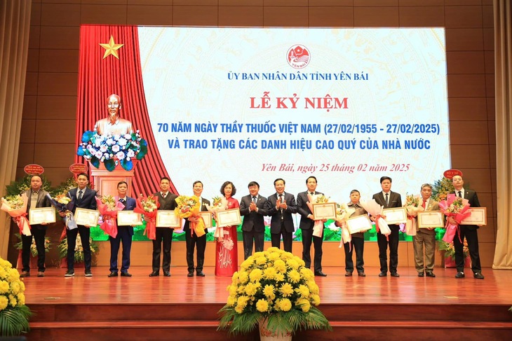Thứ trưởng Bộ Y tế: Thầy thuốc Yên Bái tiếp tục nâng cao trình độ chuyên môn, tu dưỡng, rèn luyện về y đức- Ảnh 1. Thứ trưởng Bộ Y tế: Thầy thuốc Yên Bái tiếp tục nâng cao trình độ chuyên môn, tu dưỡng, rèn luyện về y đức- Ảnh 1.