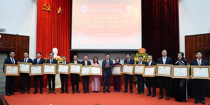 Phó Thủ tướng Lê Thành Long thăm, động viên các y bác sĩ, nhân viên y tế Bệnh viện Việt Đức- Ảnh 4. Phó Thủ tướng Lê Thành Long thăm, động viên các y bác sĩ, nhân viên y tế Bệnh viện Việt Đức- Ảnh 4.