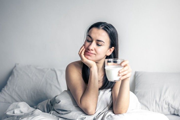 8 lợi ích sức khỏe của việc uống sữa ấm vào buổi tối trước khi ngủ- Ảnh 3. 8 lợi ích sức khỏe của việc uống sữa ấm vào buổi tối trước khi ngủ- Ảnh 3.