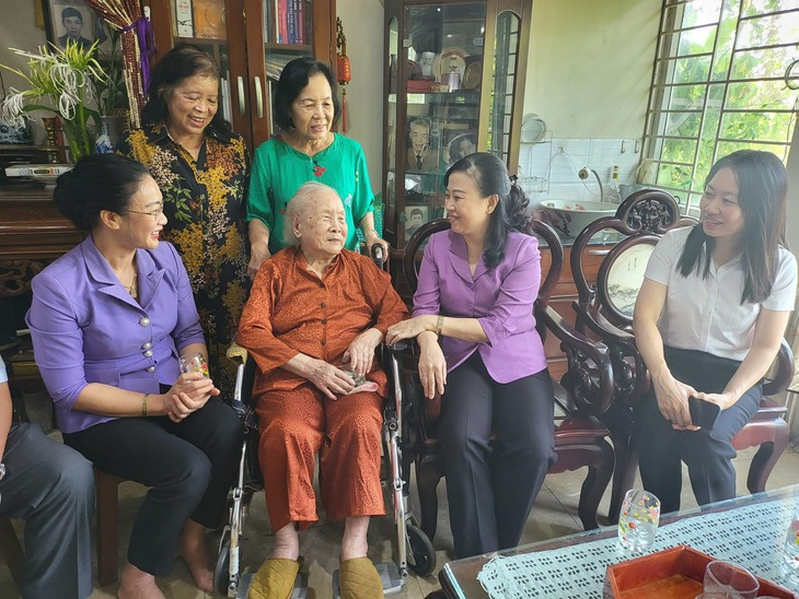 Gia đình Liệt sĩ, bác sĩ Đặng Thùy Trâm: Chúng tôi luôn được sống trong vòng tay ấm áp của ngành Y tế- Ảnh 3. Gia đình Liệt sĩ, bác sĩ Đặng Thùy Trâm: Chúng tôi luôn được sống trong vòng tay ấm áp của ngành Y tế- Ảnh 3.