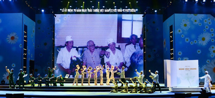 Tổng đạo diễn Vũ Hải hé lộ những điểm nhấn nghệ thuật ấn tượng của Lễ Kỷ niệm 70 năm Ngày Thầy thuốc Việt Nam- Ảnh 1. Tổng đạo diễn Vũ Hải hé lộ những điểm nhấn nghệ thuật ấn tượng của Lễ Kỷ niệm 70 năm Ngày Thầy thuốc Việt Nam- Ảnh 1.