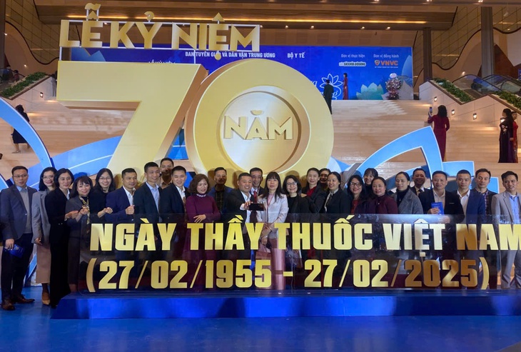 Hàng nghìn người vui mừng tới dự Lễ Kỷ niệm 70 năm ngày Thầy thuốc Việt Nam- Ảnh 1. Hàng nghìn người vui mừng tới dự Lễ Kỷ niệm 70 năm ngày Thầy thuốc Việt Nam- Ảnh 1.