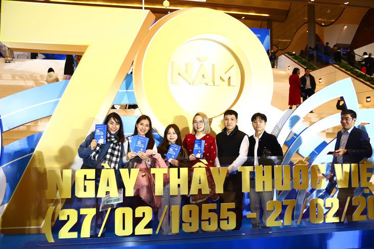 Hàng nghìn người vui mừng tới dự Lễ Kỷ niệm 70 năm ngày Thầy thuốc Việt Nam- Ảnh 3. Hàng nghìn người vui mừng tới dự Lễ Kỷ niệm 70 năm ngày Thầy thuốc Việt Nam- Ảnh 3.