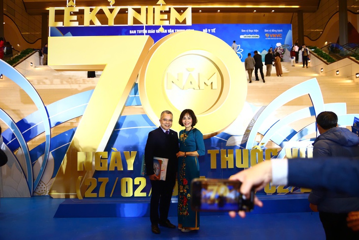 Hàng nghìn người vui mừng tới dự Lễ Kỷ niệm 70 năm ngày Thầy thuốc Việt Nam- Ảnh 6. Hàng nghìn người vui mừng tới dự Lễ Kỷ niệm 70 năm ngày Thầy thuốc Việt Nam- Ảnh 6.
