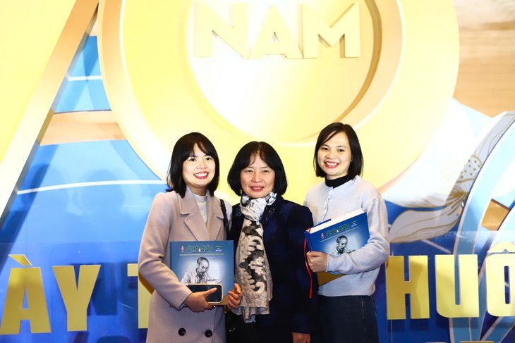 Hàng nghìn người vui mừng tới dự Lễ Kỷ niệm 70 năm ngày Thầy thuốc Việt Nam- Ảnh 7. Hàng nghìn người vui mừng tới dự Lễ Kỷ niệm 70 năm ngày Thầy thuốc Việt Nam- Ảnh 7.