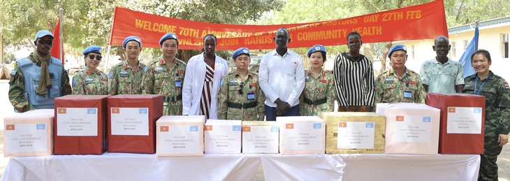 Bác sĩ Việt Nam tặng thuốc, thực phẩm cho người dân Nam Sudan- Ảnh 1. Bác sĩ Việt Nam tặng thuốc, thực phẩm cho người dân Nam Sudan- Ảnh 1.