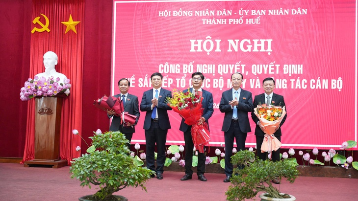 Huế có thêm Phó Chủ tịch UBND, bổ nhiệm nhiều lãnh đạo sở sau sắp xếp bộ máy- Ảnh 1. Huế có thêm Phó Chủ tịch UBND, bổ nhiệm nhiều lãnh đạo sở sau sắp xếp bộ máy- Ảnh 1.
