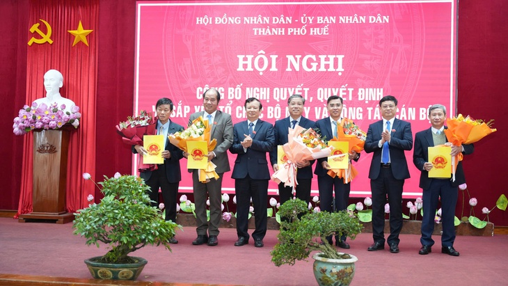 Huế có thêm Phó Chủ tịch UBND, bổ nhiệm nhiều lãnh đạo sở sau sắp xếp bộ máy- Ảnh 2. Huế có thêm Phó Chủ tịch UBND, bổ nhiệm nhiều lãnh đạo sở sau sắp xếp bộ máy- Ảnh 2.