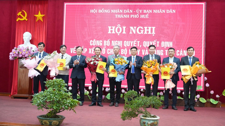 Huế có thêm Phó Chủ tịch UBND, bổ nhiệm nhiều lãnh đạo sở sau sắp xếp bộ máy- Ảnh 4. Huế có thêm Phó Chủ tịch UBND, bổ nhiệm nhiều lãnh đạo sở sau sắp xếp bộ máy- Ảnh 4.