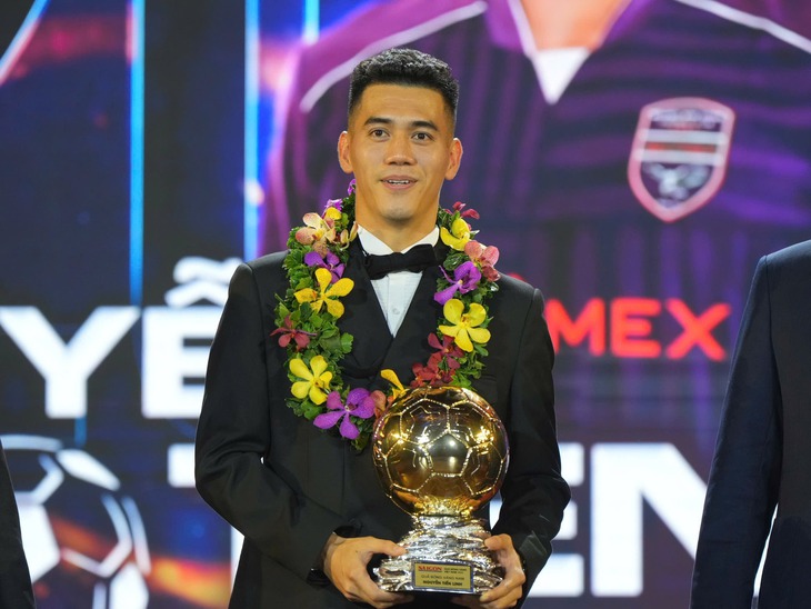 Cầu thủ Nguyễn Tiến Linh giành Quả bóng vàng Việt Nam 2024- Ảnh 1. Cầu thủ Nguyễn Tiến Linh giành Quả bóng vàng Việt Nam 2024- Ảnh 1.