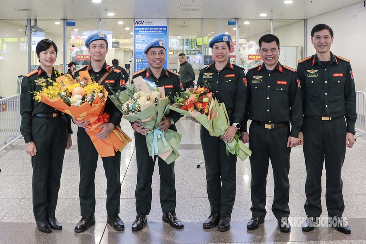 Những chiến sĩ mũ nồi xanh Việt Nam ấm áp trong vòng tay người thân và đồng đội ngày trở về- Ảnh 1. Những chiến sĩ mũ nồi xanh Việt Nam ấm áp trong vòng tay người thân và đồng đội ngày trở về- Ảnh 1.