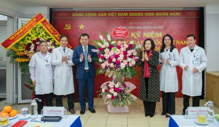 Phó Chủ tịch Quốc hội thăm, chúc mừng Viện Vệ sinh dịch tễ Trung ương và BV Ung bướu Hà Nội- Ảnh 4.
