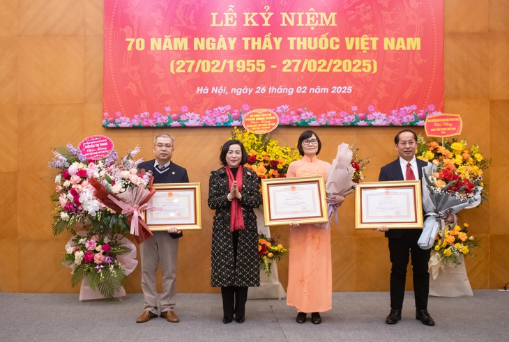 Phó Chủ tịch Quốc hội thăm, chúc mừng Viện Vệ sinh dịch tễ Trung ương và BV Ung bướu Hà Nội- Ảnh 2.