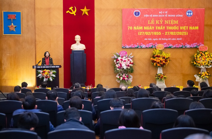 Phó Chủ tịch Quốc hội thăm, chúc mừng Viện Vệ sinh dịch tễ Trung ương và BV Ung bướu Hà Nội- Ảnh 1.