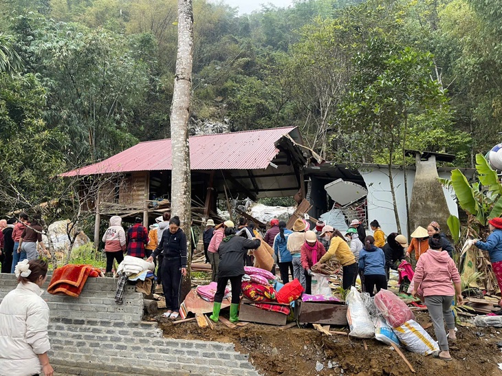 Vụ đá núi lăn đè nhà trong đêm: Thoát chết thần kỳ trong gang tấc- Ảnh 1.