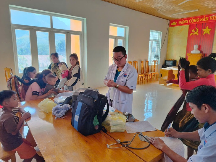 Chàng trai người Khùa rời bản học y trở thành bác sĩ về chăm sóc đồng bào- Ảnh 5. Chàng trai người Khùa rời bản học y trở thành bác sĩ về chăm sóc đồng bào- Ảnh 5.