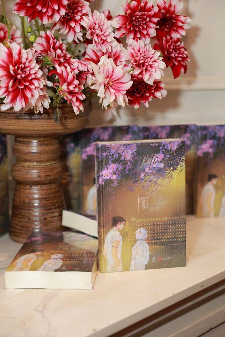 'Mùa hè năm ấy bên em là mãi mãi' - cuốn tiểu thuyết tri ân đội ngũ y bác sĩ tái bản đúng dịp 27/2- Ảnh 2. 'Mùa hè năm ấy bên em là mãi mãi' - cuốn tiểu thuyết tri ân đội ngũ y bác sĩ tái bản đúng dịp 27/2- Ảnh 2.