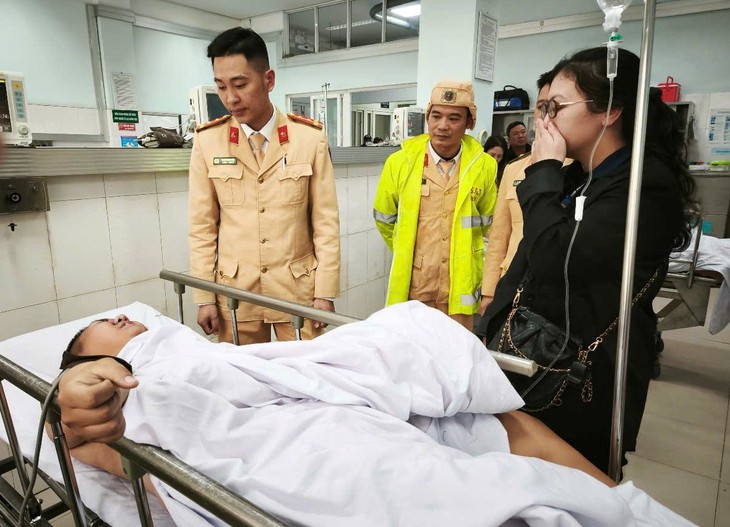 Cứu kịp thời thanh niên Hải Phòng nhảy xuống sông Cấm- Ảnh 1. Cứu kịp thời thanh niên Hải Phòng nhảy xuống sông Cấm- Ảnh 1.