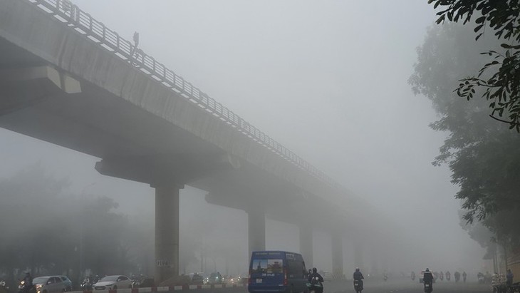 Hà Nội tái diễn ô nhiễm không khí nghiêm trọng, trời mù mịt từ sáng- Ảnh 2. Hà Nội tái diễn ô nhiễm không khí nghiêm trọng, trời mù mịt từ sáng- Ảnh 2.