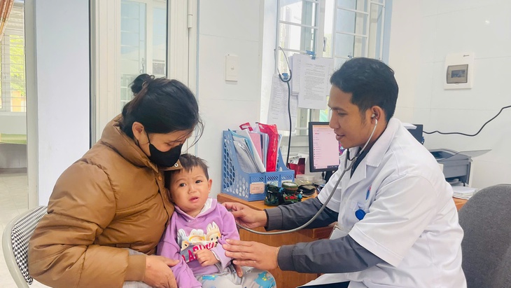 Chàng trai người Khùa rời bản học y trở thành bác sĩ về chăm sóc đồng bào- Ảnh 3. Chàng trai người Khùa rời bản học y trở thành bác sĩ về chăm sóc đồng bào- Ảnh 3.