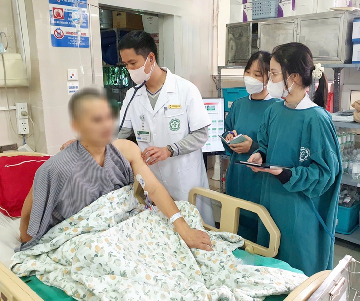 Cứu sống nam bệnh nhân sốc mất máu nặng, nhiều lần cận kề cửa tử- Ảnh 1.