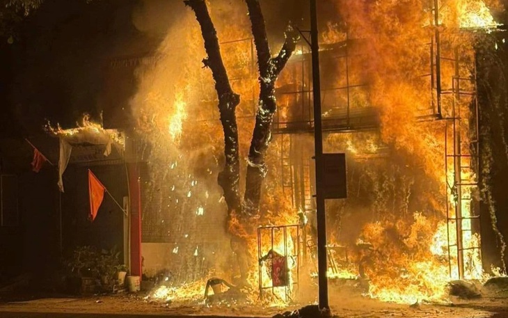 Tự châm lửa đốt nhà sau khi uống rượu và cãi nhau với vợ