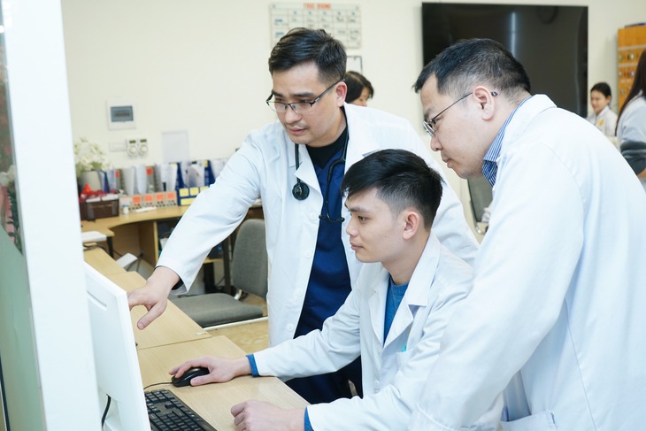 Đi khám bệnh vì đau bụng, người đàn ông bất ngờ ngất xỉu, ngừng tuần hoàn
- Ảnh 3. Đi khám bệnh vì đau bụng, người đàn ông bất ngờ ngất xỉu, ngừng tuần hoàn
- Ảnh 3.