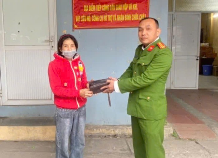 Người phụ nữ nhận lại hơn 90 triệu đồng đánh rơi khi đi sắm Tết- Ảnh 1.