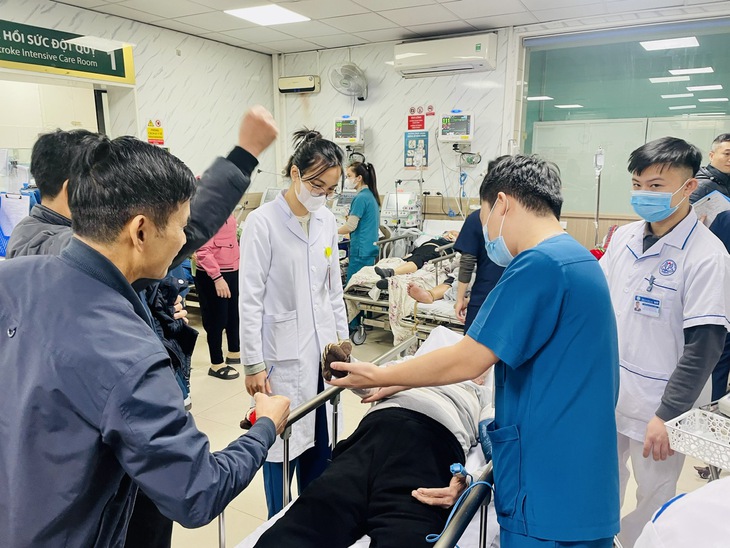 Mỗi ngày Tết Ất Tỵ, bác sĩ Bạch Mai khám, cấp cứu hơn 400 bệnh nhân, có người 36 tuổi đã đột quỵ- Ảnh 1.