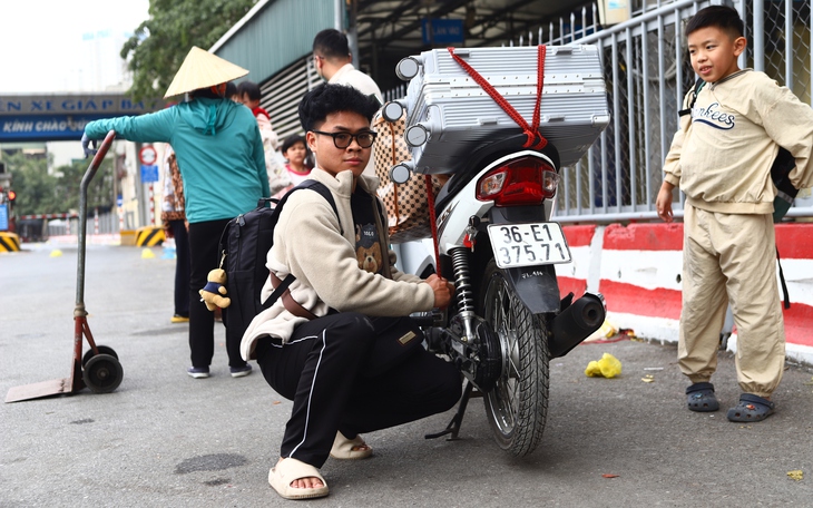 Các bến xe Hà Nội đón trăm nghìn lượt khách dịp Tết