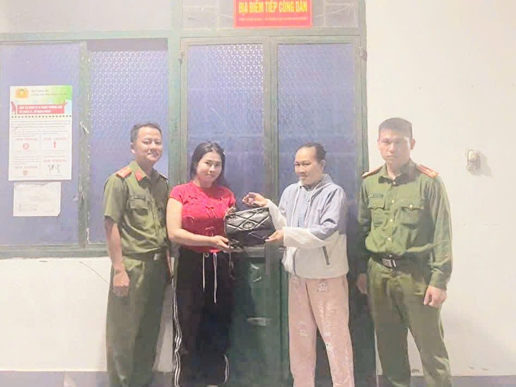Rơi chiếc túi có gần nửa tỉ đồng, người phụ nữ nhận được niềm vui bất ngờ - Ảnh 1. Rơi chiếc túi có gần nửa tỉ đồng, người phụ nữ nhận được niềm vui bất ngờ - Ảnh 1.
