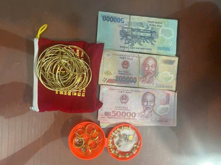 Rơi chiếc túi có gần nửa tỉ đồng, người phụ nữ nhận được niềm vui bất ngờ - Ảnh 2. Rơi chiếc túi có gần nửa tỉ đồng, người phụ nữ nhận được niềm vui bất ngờ - Ảnh 2.